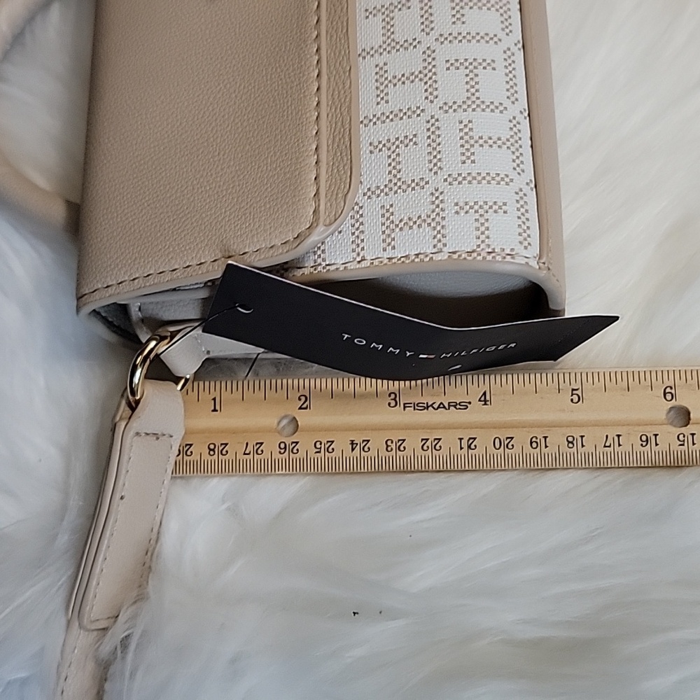 Tommy Hilfiger Cream and White Crossbody Bag with Elegant Design - Picture 10 of 11